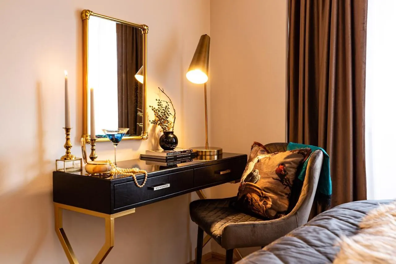 Qult - Monarch Apartment Bucharest
