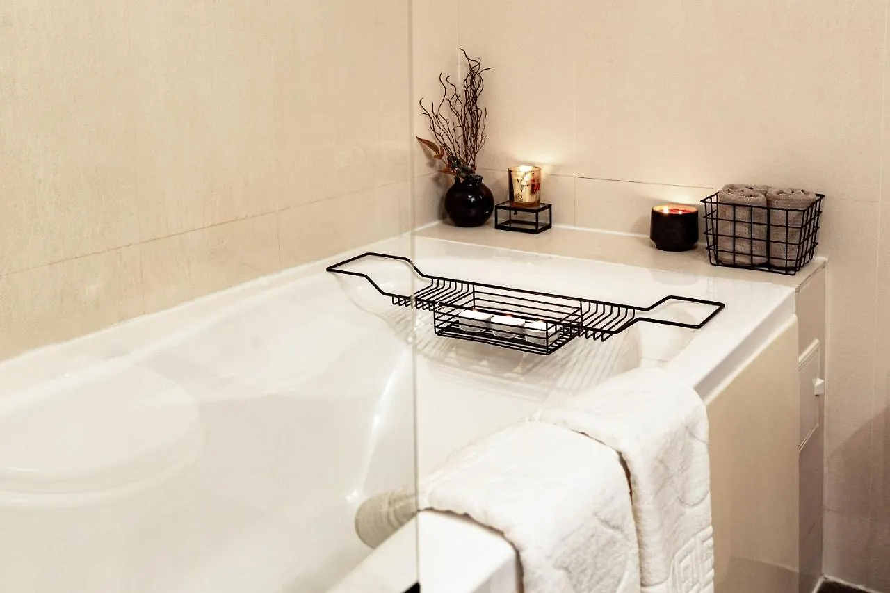 Qult - Monarch Apartment Bucharest 0*,