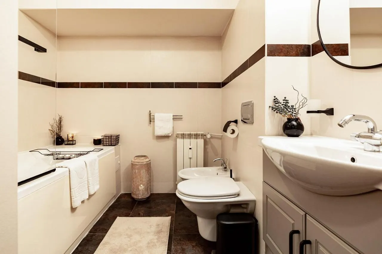 Qult - Monarch Apartment Bucharest