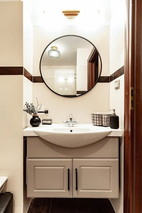 Qult - Monarch Apartment Bucureşti