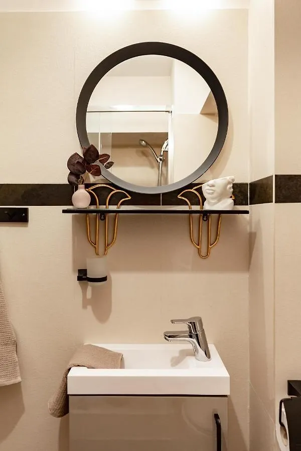 Qult - Monarch Apartment Bucureşti România