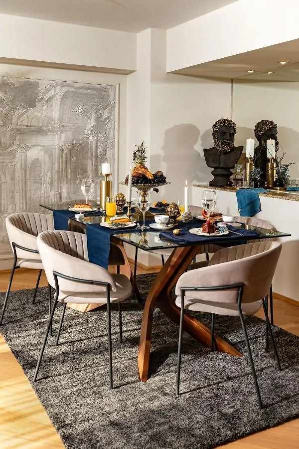 Qult - Monarch Apartment Bucureşti România